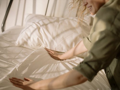 How to Find and Deal with Bed Bugs in Your Room While on Vacation